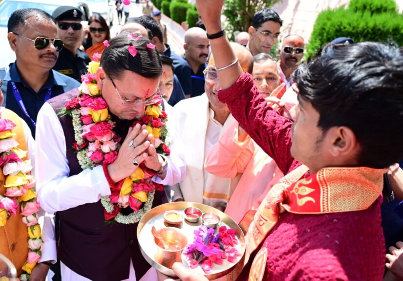 मुख्यमंत्री पुष्कर सिंह धामी विकास योजनाओं की समीक्षा करते हुए