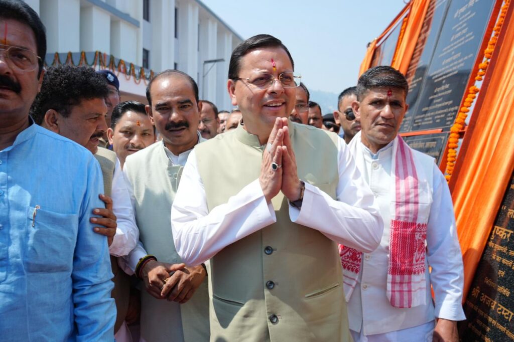अल्मोड़ा में विकास योजनाओं का लोकार्पण करते मुख्यमंत्री पुष्कर सिंह धामी