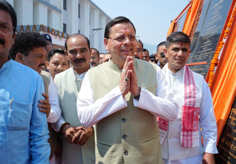अल्मोड़ा में विकास योजनाओं का लोकार्पण करते मुख्यमंत्री पुष्कर सिंह धामी