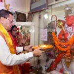 मुख्यमंत्री पुष्कर सिंह धामी हनुमान मंदिर देहरादून में पूजा करते हुए