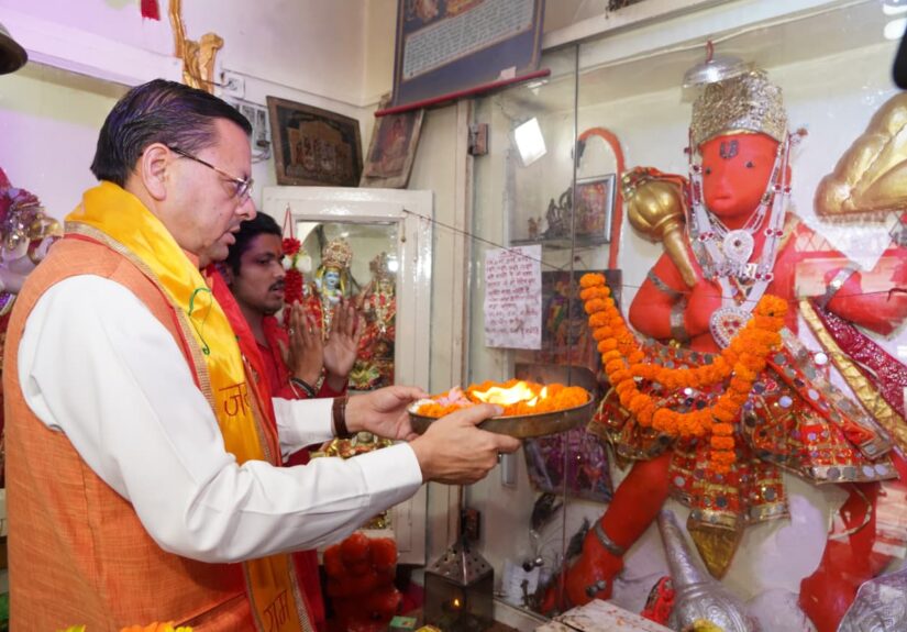 मुख्यमंत्री पुष्कर सिंह धामी हनुमान मंदिर देहरादून में पूजा करते हुए