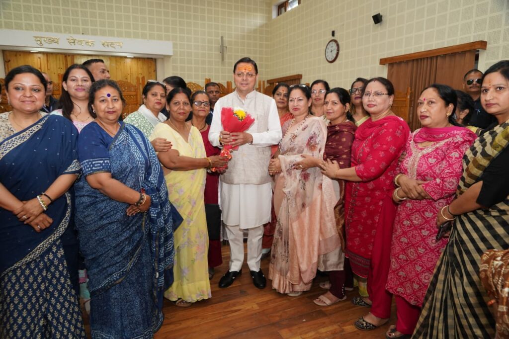 मुख्यमंत्री पुष्कर सिंह धामी जनसुनवाई में लोगों की समस्याएं सुनते हुए
