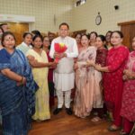 मुख्यमंत्री पुष्कर सिंह धामी जनसुनवाई में लोगों की समस्याएं सुनते हुए