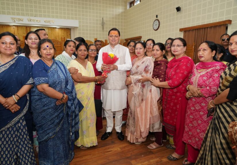 मुख्यमंत्री पुष्कर सिंह धामी जनसुनवाई में लोगों की समस्याएं सुनते हुए