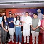 हल्द्वानी में सोशल मीडिया मंथन कार्यक्रम में युवाओं से संवाद करते मुख्यमंत्री पुष्कर सिंह धामी