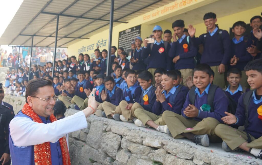 देवीधुरा के राजकीय इंटर कॉलेज में छात्रों से संवाद करते मुख्यमंत्री पुष्कर सिंह धामी