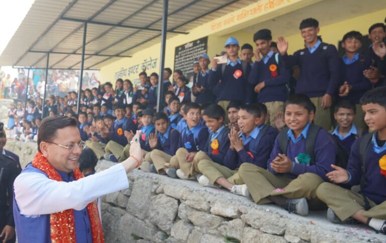 देवीधुरा के राजकीय इंटर कॉलेज में छात्रों से संवाद करते मुख्यमंत्री पुष्कर सिंह धामी