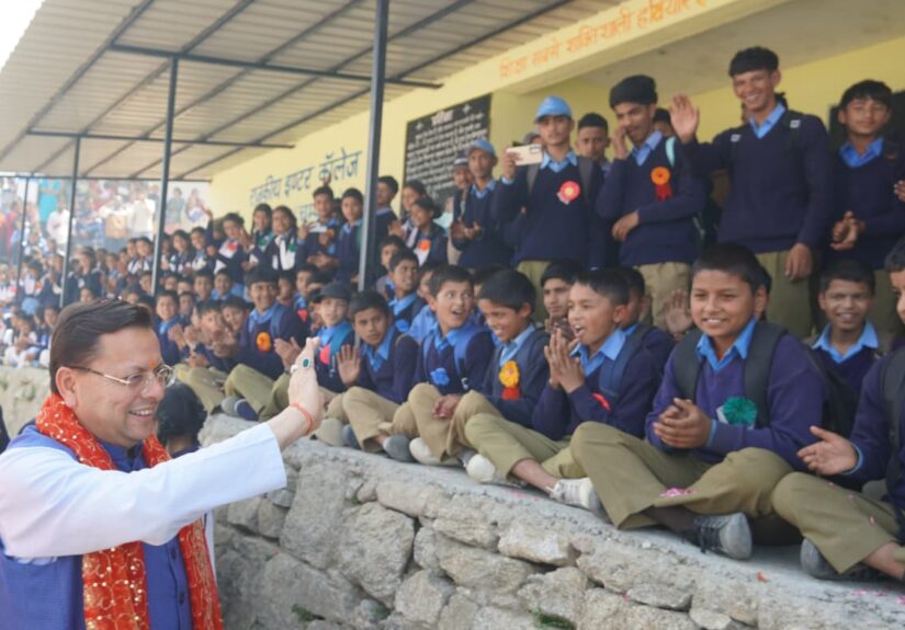 देवीधुरा के राजकीय इंटर कॉलेज में छात्रों से संवाद करते मुख्यमंत्री पुष्कर सिंह धामी
