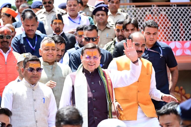 डोल आश्रम अल्मोड़ा में 1100 कन्याओं का पूजन करते मुख्यमंत्री पुष्कर सिंह धामी