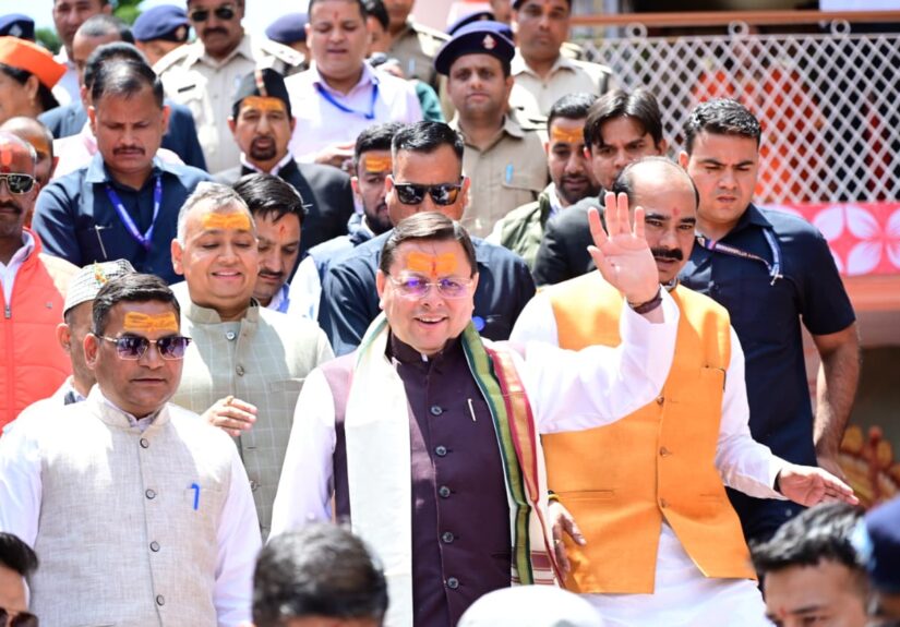 डोल आश्रम अल्मोड़ा में 1100 कन्याओं का पूजन करते मुख्यमंत्री पुष्कर सिंह धामी