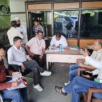 हल्द्वानी मंडी में फलों की जांच करते खाद्य सुरक्षा अधिकारी