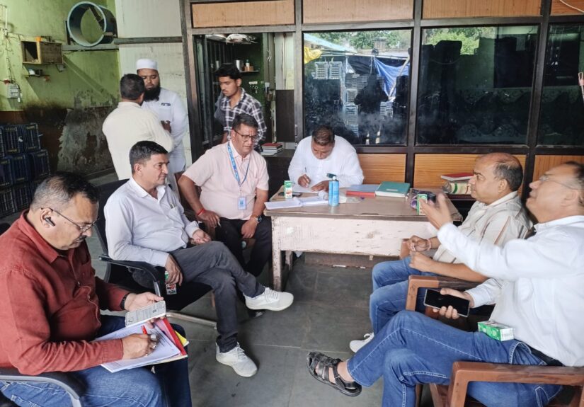 हल्द्वानी मंडी में फलों की जांच करते खाद्य सुरक्षा अधिकारी