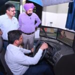 हल्द्वानी में ड्राइविंग ट्रेनिंग स्कूल का निरीक्षण करते प्रशासन और परिवहन विभाग के अधिकारी