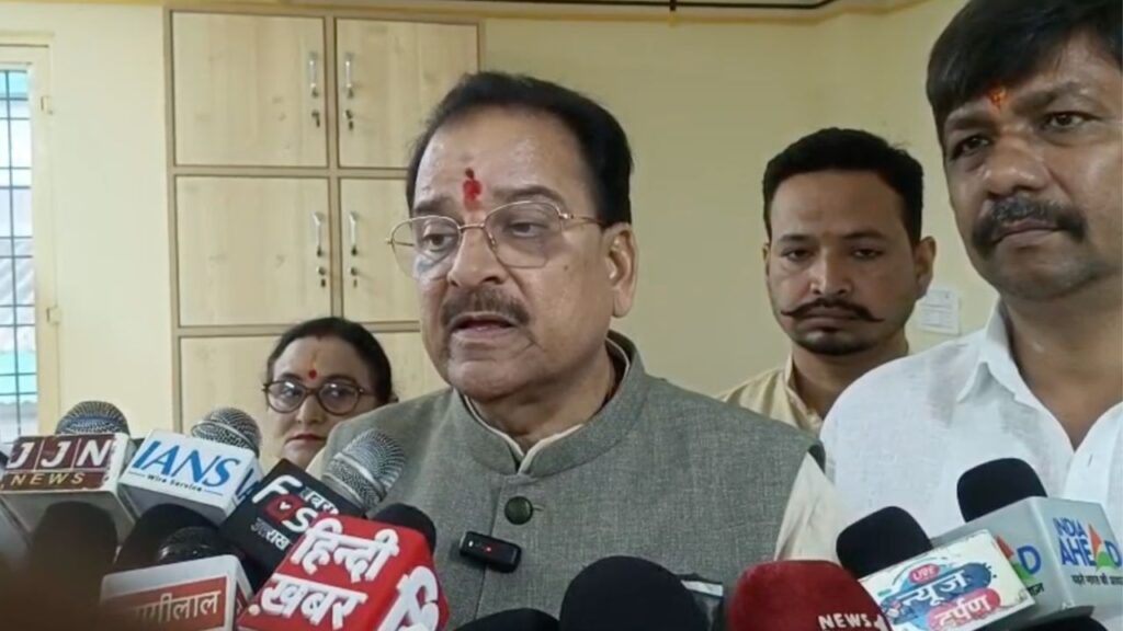 सांसद अजय भट्ट हल्द्वानी सुशीला तिवारी अस्पताल में कैथ लैब निर्माण का निरीक्षण करते हुए