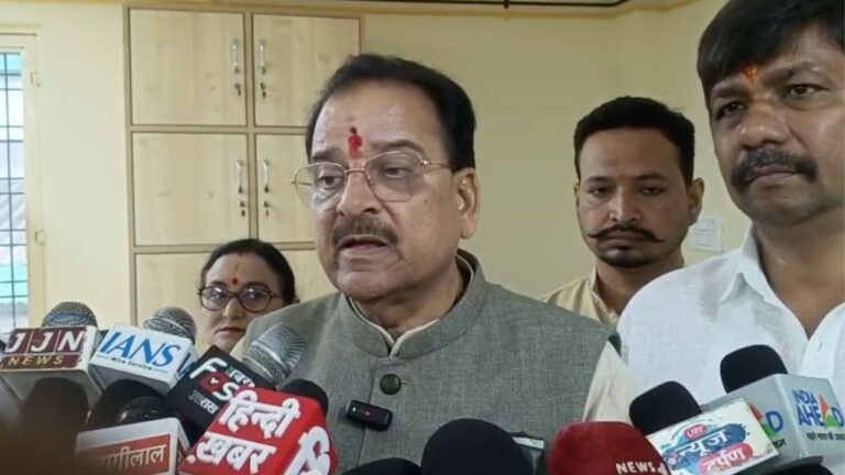 सांसद अजय भट्ट हल्द्वानी सुशीला तिवारी अस्पताल में कैथ लैब निर्माण का निरीक्षण करते हुए
