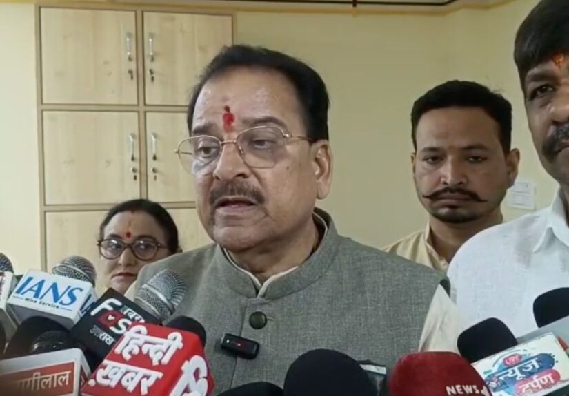 सांसद अजय भट्ट हल्द्वानी सुशीला तिवारी अस्पताल में कैथ लैब निर्माण का निरीक्षण करते हुए
