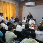 हल्द्वानी में जमरानी बांध परियोजना की समीक्षा बैठक लेते मंत्री राम सिंह कैड़ा