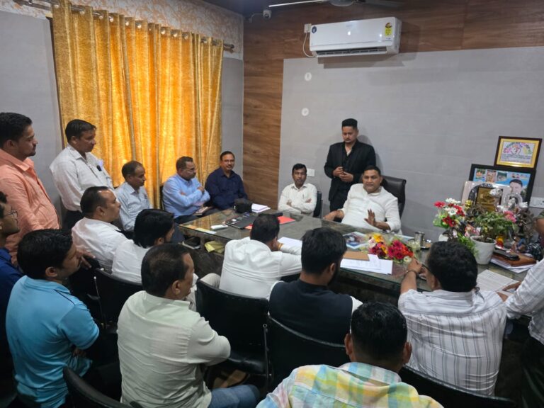 हल्द्वानी में जमरानी बांध परियोजना की समीक्षा बैठक लेते मंत्री राम सिंह कैड़ा