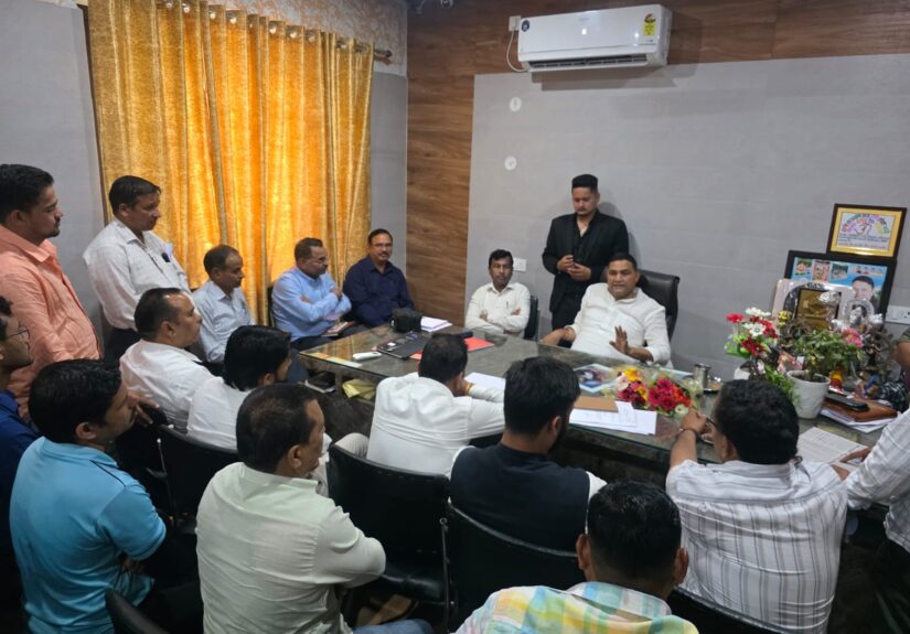 हल्द्वानी में जमरानी बांध परियोजना की समीक्षा बैठक लेते मंत्री राम सिंह कैड़ा