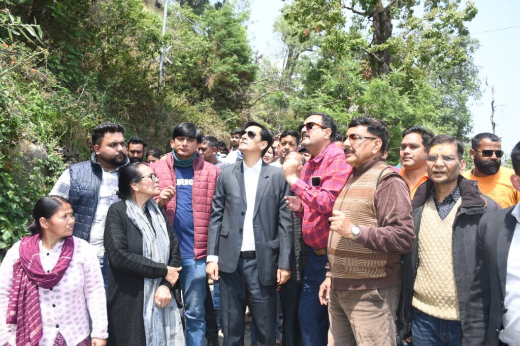 कृष्णापुर क्षेत्र में भूस्खलन प्रभावित इलाके का निरीक्षण करते कुमाऊं आयुक्त दीपक रावत