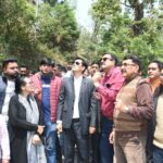 कृष्णापुर क्षेत्र में भूस्खलन प्रभावित इलाके का निरीक्षण करते कुमाऊं आयुक्त दीपक रावत