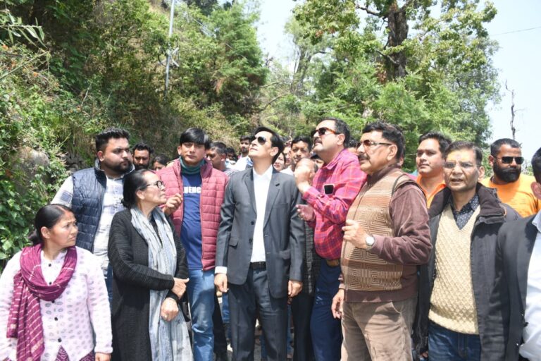 कृष्णापुर क्षेत्र में भूस्खलन प्रभावित इलाके का निरीक्षण करते कुमाऊं आयुक्त दीपक रावत