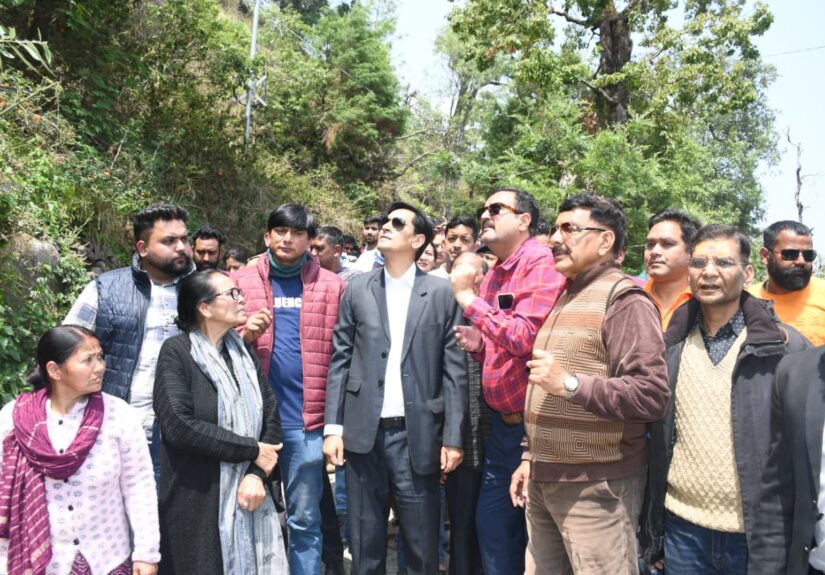 कृष्णापुर क्षेत्र में भूस्खलन प्रभावित इलाके का निरीक्षण करते कुमाऊं आयुक्त दीपक रावत