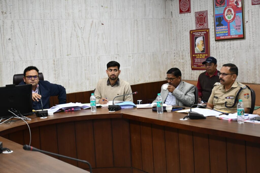 नैनीताल में मानसून तैयारी बैठक की अध्यक्षता करते एडीएम सौरभ असवाल