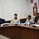 नैनीताल में मानसून तैयारी बैठक की अध्यक्षता करते एडीएम सौरभ असवाल