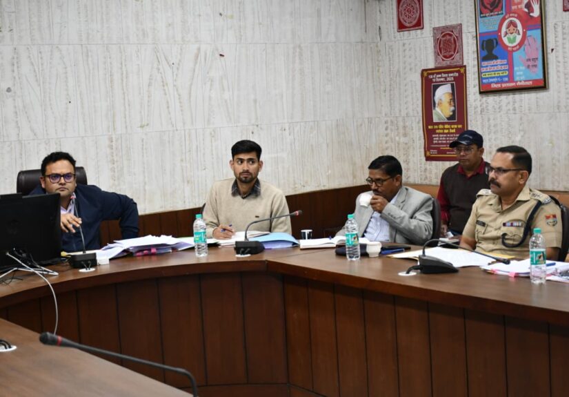 नैनीताल में मानसून तैयारी बैठक की अध्यक्षता करते एडीएम सौरभ असवाल