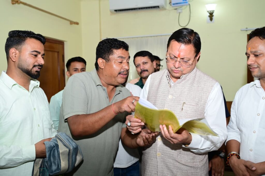 मुख्यमंत्री पुष्कर सिंह धामी हल्द्वानी सर्किट हाउस में जनता की समस्याएं सुनते हुए