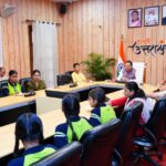 मुख्यमंत्री पुष्कर सिंह धामी छात्राओं के साथ प्रधानमंत्री नरेंद्र मोदी का मन की बात कार्यक्रम सुनते हुए