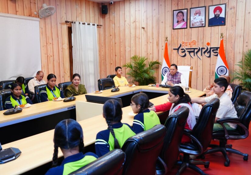 मुख्यमंत्री पुष्कर सिंह धामी छात्राओं के साथ प्रधानमंत्री नरेंद्र मोदी का मन की बात कार्यक्रम सुनते हुए