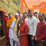 कैबिनेट मंत्री राम सिंह कैड़ा ईलाइजर-गरगड़ी-कालाआगर मोटर मार्ग के डामरीकरण कार्य का शिलान्यास करते हुए