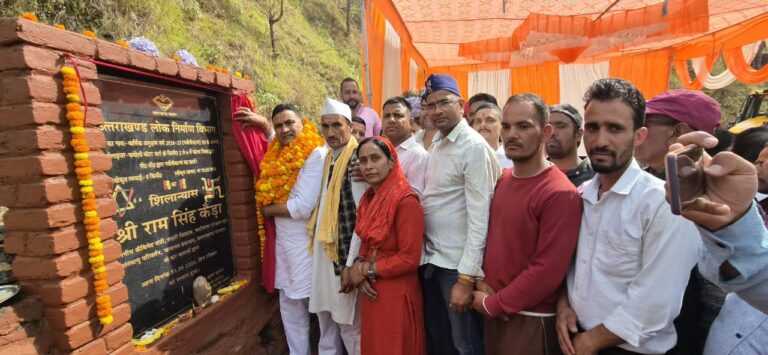 कैबिनेट मंत्री राम सिंह कैड़ा ईलाइजर-गरगड़ी-कालाआगर मोटर मार्ग के डामरीकरण कार्य का शिलान्यास करते हुए