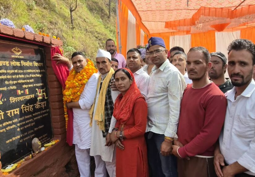 कैबिनेट मंत्री राम सिंह कैड़ा ईलाइजर-गरगड़ी-कालाआगर मोटर मार्ग के डामरीकरण कार्य का शिलान्यास करते हुए