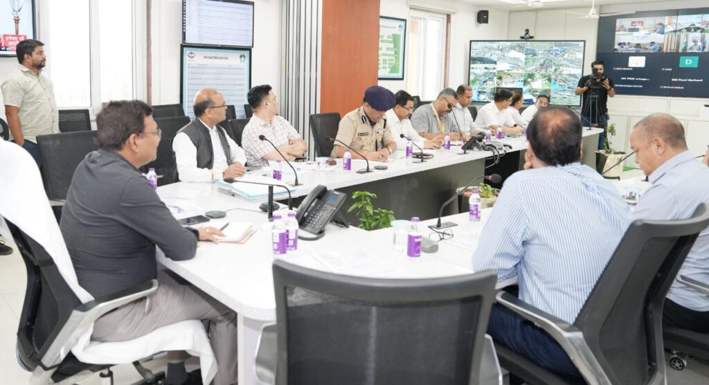 मुख्य सचिव आनन्द बर्द्धन चारधाम यात्रा और मानसून तैयारियों की समीक्षा बैठक करते हुए