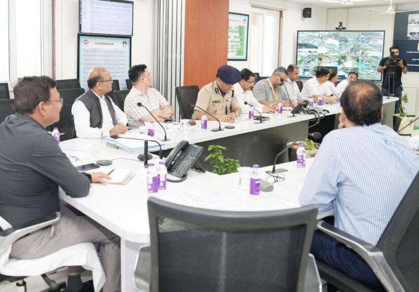 मुख्य सचिव आनन्द बर्द्धन चारधाम यात्रा और मानसून तैयारियों की समीक्षा बैठक करते हुए