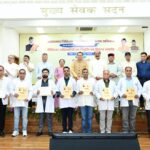 देहरादून में मुख्यमंत्री पुष्कर सिंह धामी 307 नव नियुक्त अभ्यर्थियों को नियुक्ति पत्र वितरित करते हुए