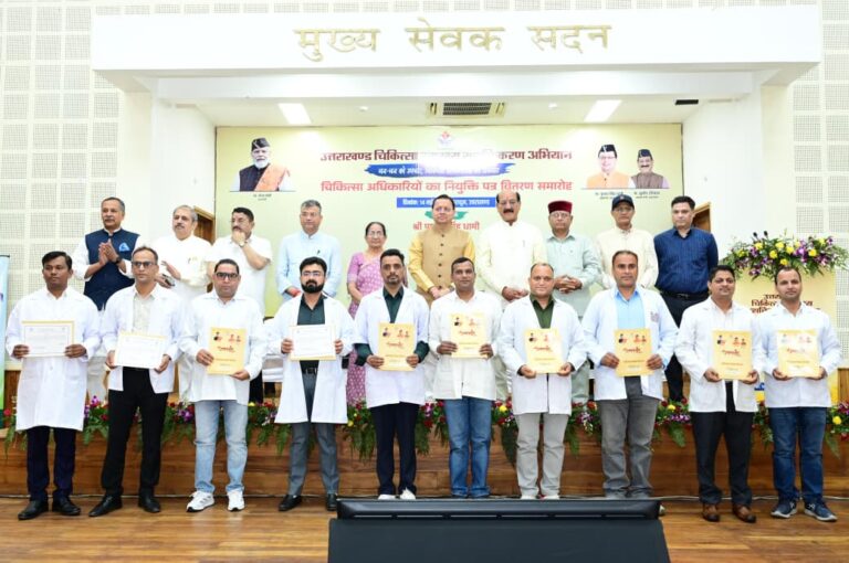 देहरादून में मुख्यमंत्री पुष्कर सिंह धामी 307 नव नियुक्त अभ्यर्थियों को नियुक्ति पत्र वितरित करते हुए
