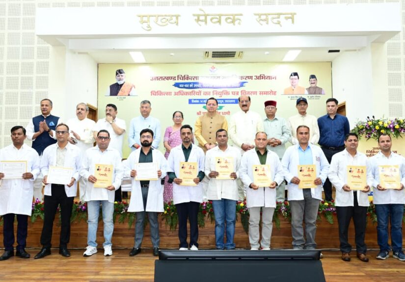 देहरादून में मुख्यमंत्री पुष्कर सिंह धामी 307 नव नियुक्त अभ्यर्थियों को नियुक्ति पत्र वितरित करते हुए