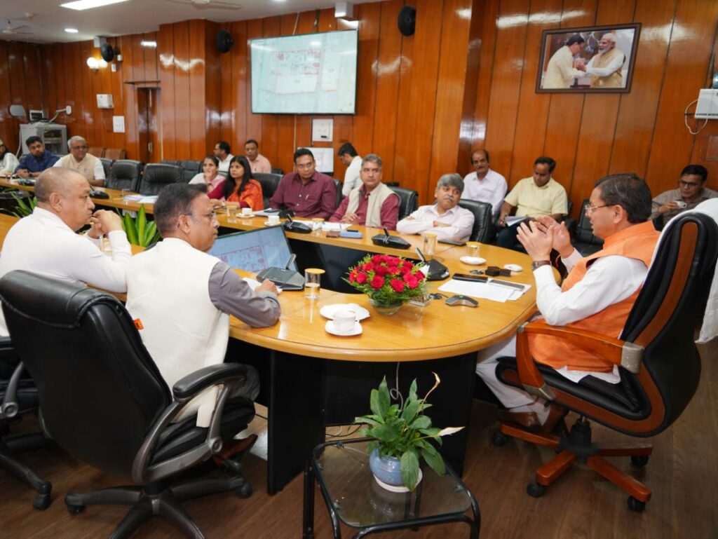 मुख्यमंत्री पुष्कर सिंह धामी सचिवालय में बैठक करते हुए हरिद्वार ऋषिकुल शोध संस्थान पर चर्चा
