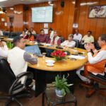 मुख्यमंत्री पुष्कर सिंह धामी सचिवालय में बैठक करते हुए हरिद्वार ऋषिकुल शोध संस्थान पर चर्चा
