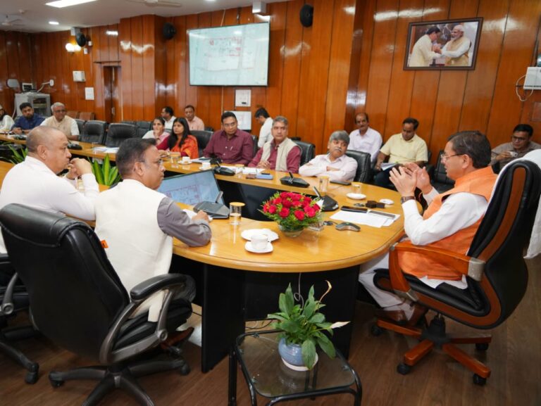 मुख्यमंत्री पुष्कर सिंह धामी सचिवालय में बैठक करते हुए हरिद्वार ऋषिकुल शोध संस्थान पर चर्चा