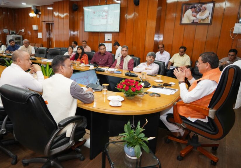 मुख्यमंत्री पुष्कर सिंह धामी सचिवालय में बैठक करते हुए हरिद्वार ऋषिकुल शोध संस्थान पर चर्चा