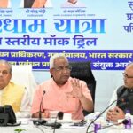 मानसून तैयारियों की समीक्षा बैठक करते मंत्री मदन कौशिक