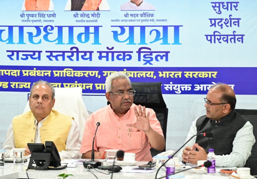 मानसून तैयारियों की समीक्षा बैठक करते मंत्री मदन कौशिक