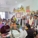 विजयपुर गांव के सड़क और कॉजवे निर्माण परियोजना को लेकर जानकारी देते सांसद अजय भट्ट