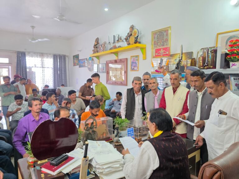 विजयपुर गांव के सड़क और कॉजवे निर्माण परियोजना को लेकर जानकारी देते सांसद अजय भट्ट