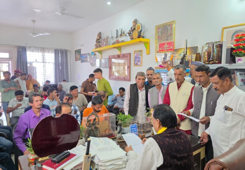 विजयपुर गांव के सड़क और कॉजवे निर्माण परियोजना को लेकर जानकारी देते सांसद अजय भट्ट